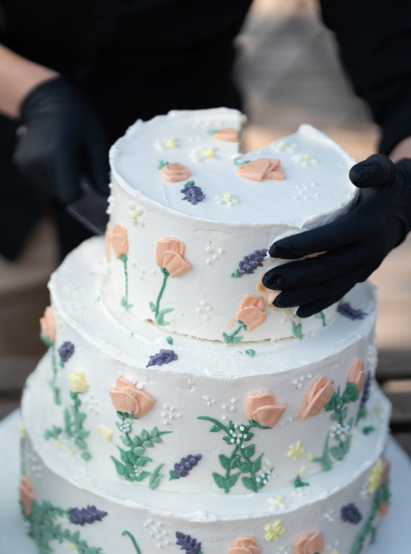 cortando tarta de boda